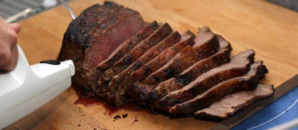 Nóż elektryczny idealnie sprawdzi się podczas krojenia mięsa jak i warzyw.