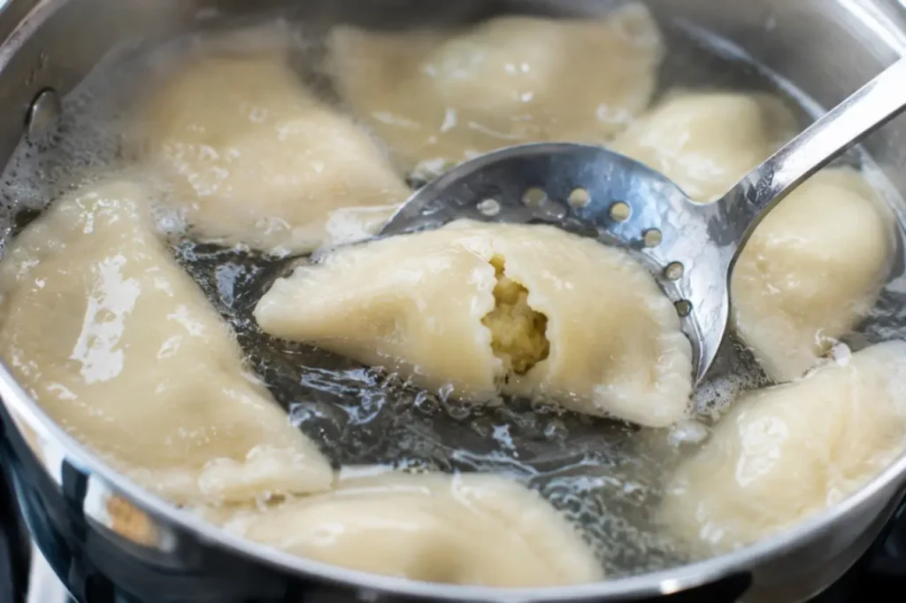 Dlaczego pierogi pękają podczas gotowania? Najczęstsze przyczyny
